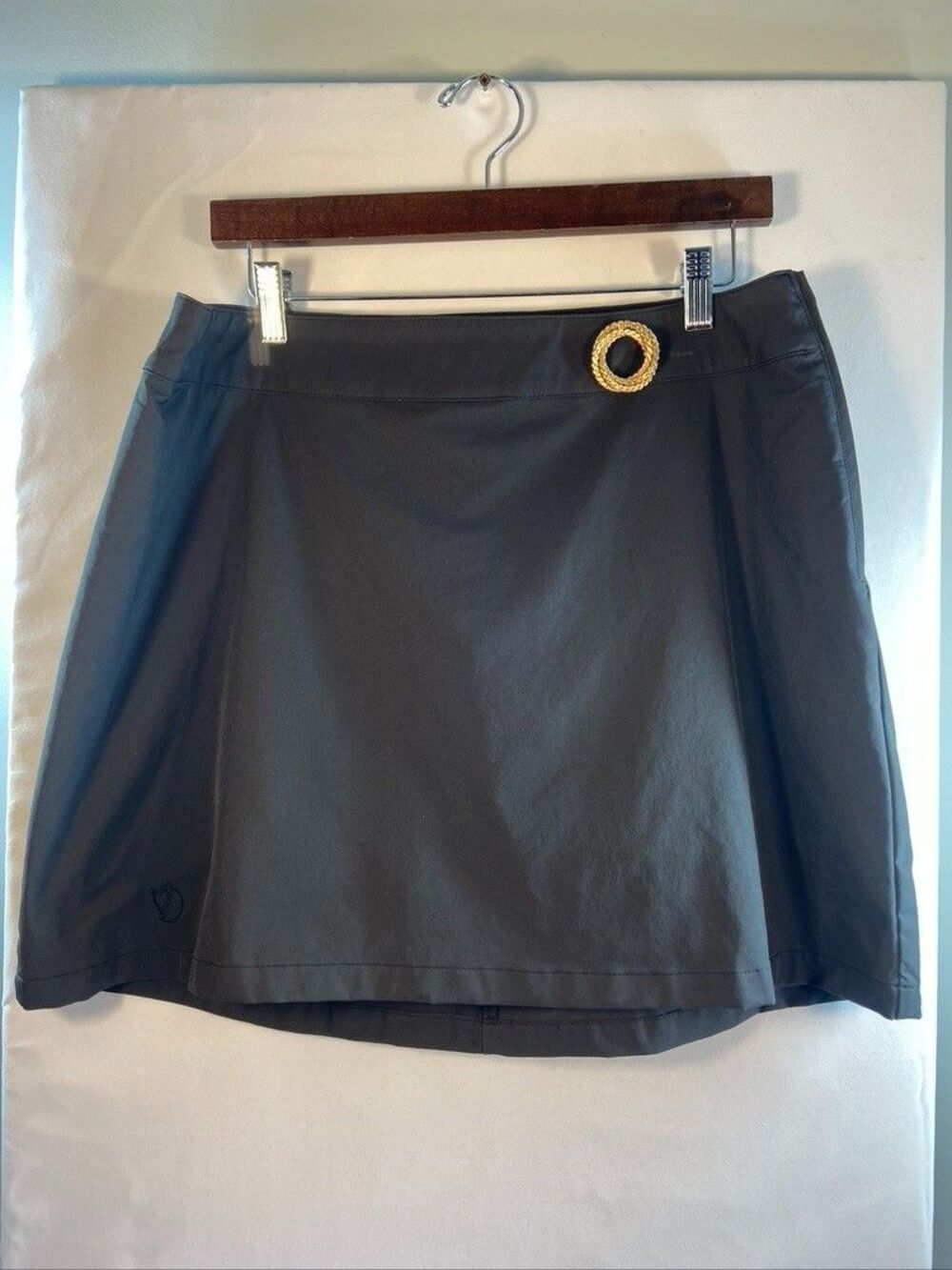 FJALLRAVEN WOMENS LARGE CHARCOAL SHORT GOLF SKORT WITH BROOCH